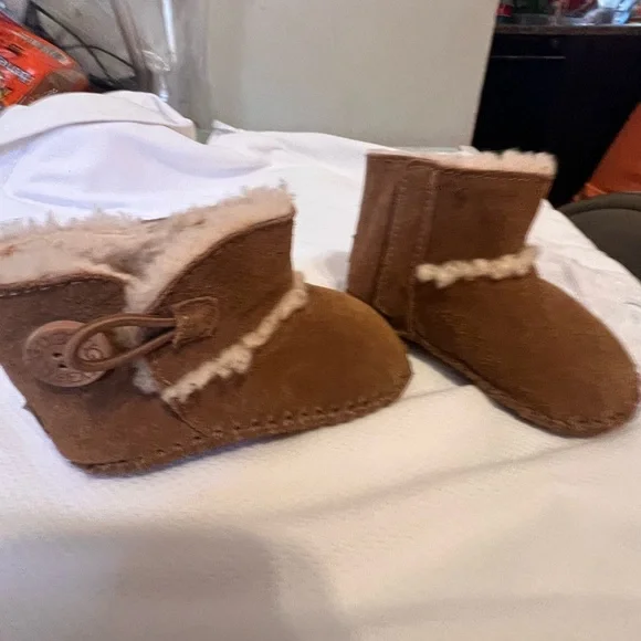 UGG Tan Shearling Baby Slippers NW/OT - Picture 4 of 10